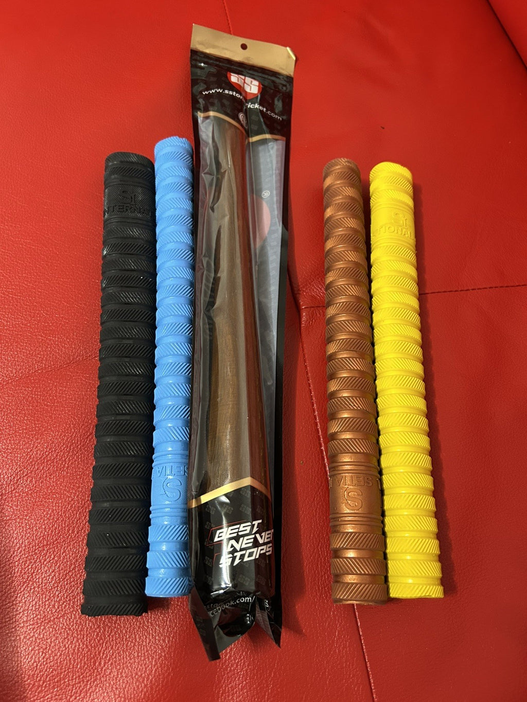 Cricket bat Ring Chevron 4 Grips With 1 Wooden Grip cone applicator - NON SLIP