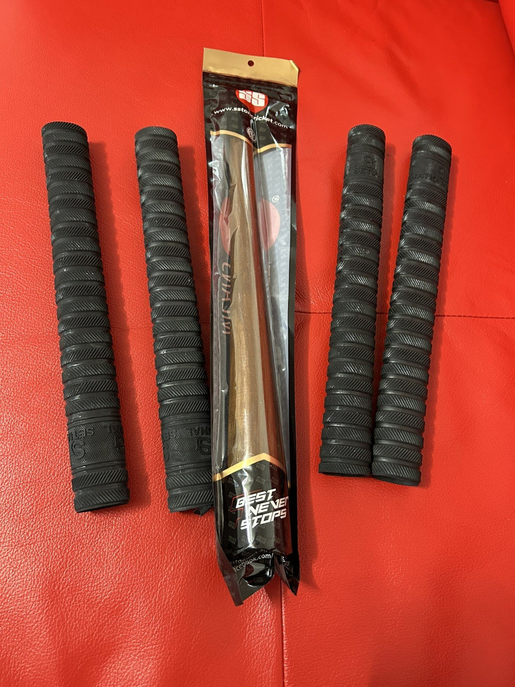 Cricket bat Ring Chevron 4 Grips With 1 Wooden Grip cone applicator - NON SLIP